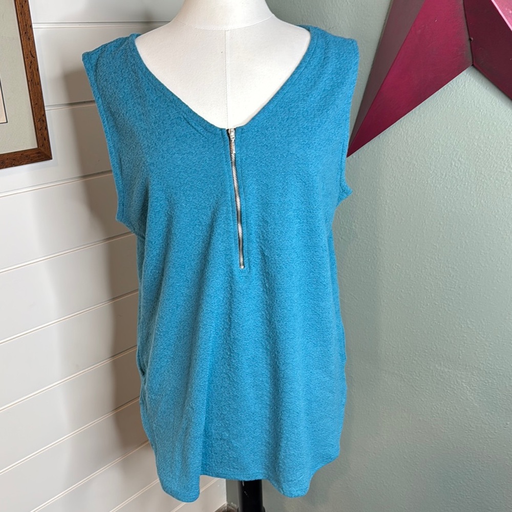 LuLaRoe RACHAEL V-NECK ZIPPER SLEEVELESS SHIRT